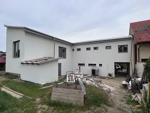 Stejný dům s dokončenou bílou fasádou po zateplení