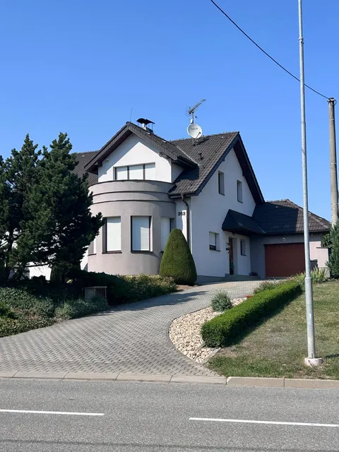 Rodinný dům s věžicovým arkýřem a dokončenou světlou fasádou