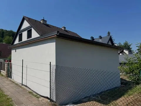 Dokončená garáž z boku s novou omítkou