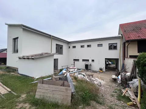 Tatáž novostavba s dokončenou fasádou při pohledu ze zahrady