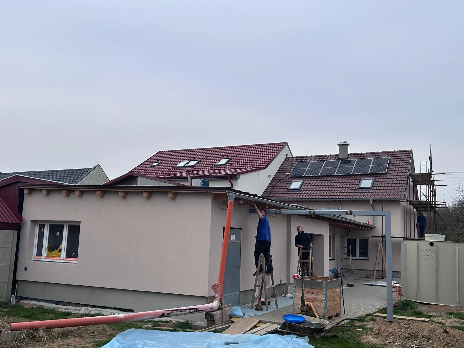 Přístavba rodinného domu během dokončovacích prací