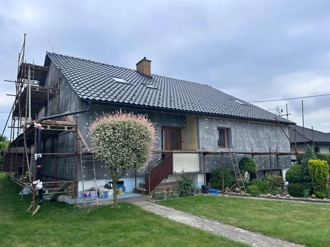 Rodinný dům na lešení během zateplování fasády
